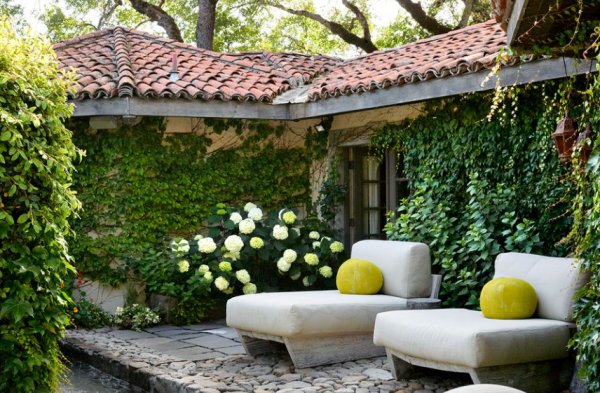 Desain rumah dengan taman belakang yang indah dan nyaman